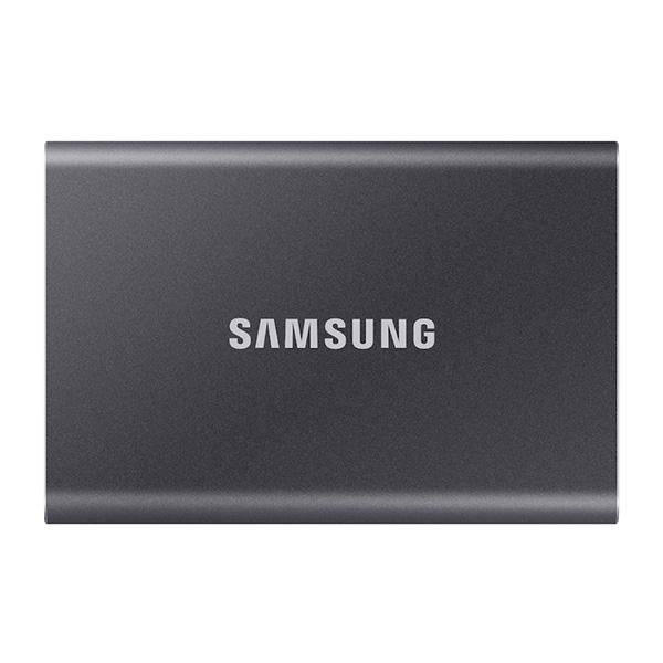 Ổ cứng di động SSD Samsung T7 Portable 1TB USB3.2 (Màu xanh) Mở rộng khả năng lưu trữ của bạn Với ổ cứng di động SSD Samsung T7 Portable cho dù bạn đang mang các trò chơi, phim hoặc các tệp công việc hằng ngày, ổ cứng di động SSD Samsung cung cấp cho bạn tốc độ và bảo mật tuyệt vời, kích thước vừa lòng bàn tay. Trải nghiệm cấp độ cao cấp của công nghệ lưu trữ bên ngoài. Ổ cứng di động SSD Samsung T7 Portable 1TB USB3.2 (Màu xanh) Tốc độ truyền tải cực nhanh Sao chép các tệp lớn chỉ trong vài giây với tốc độ đáng kinh ngạc của USB 3.2 Gen 2 trên ổ cứng di động SSD Samsung T7. Công nghệ NVMe PCIe tạo điều kiện cho tốc độ đọc / ghi tuần tự lên tới 1.050/1.000 MB/s, giúp cho SSD Samsung T7 nhanh gần gấp đôi so với T5. Ổ cứng di động SSD Samsung T7 Portable 1TB USB3.2 (Màu xanh) Thiết kế nhỏ gọn, chắc chắn cùng độ bền cao SD là viết tắt của Solid State Drive, có nghĩa là nó được xây dựng không có bộ phận chuyển động. Thân máy làm bằng kim loại chắc chắn bao bọc, bảo vệ dữ liệu của bạn luôn an toàn. Kích thước bỏ túi và mỏng, thân máy nhẹ đạt tiêu chuẩn trên T7. Ổ cứng di động chỉ nặng 58 gram, cấu trúc unibody bằng nhôm nguyên khối vừa vặn thoải mái trong lòng bàn tay của bạn. Ổ cứng di động SSD Samsung T7 Portable 1TB USB3.2 (Màu xanh) Phần mềm quản lý - Samsung Portable SSD Ổ cứng di động SSD Samsung T7 được tích hợp phần mềm nâng cấp cho PC và Mac để giúp bạn thiết lập mật khẩu và nhận các bản cập nhật firmware mới nhất. Bạn cũng có thể tải xuống ứng dụng di động cho điện thoại thông minh và máy tính bảng Android. Kiểm soát nhiệt độ hoạt động Ổ cứng di động SSD Samsung T7 được trang bị công nghệ ePCM và Dynamic Heat Guard để chịu tải và kiểm soát nhiệt độ hoạt động. Do đó, SSD T7 nhỏ gọn và luôn giữ nhiệt độ hoạt động tối ưu ngay cả ở tốc độ nhanh. Ổ cứng di động SSD Samsung T7 Portable 1TB USB3.2 (Màu xanh) Nhiều lựa chọn phù hợp từng nhu cầu Ổ cứng di động SSD Samsung T7 có màu xanh hiện đại đi kèm với dung lượng 1TB. Mang lại cho bạn phong cách cá tính và đáp ứng mọi nhu cầu lưu trữ của bạn. Khả năng tương thích đa thiết bị Ổ cứng di động SSD Samsung Portable T7 truy cập tập tin của bạn mọi lúc, mọi nơi. T7 tương thích với PC, Mac, thiết bị Android, máy chơi game, v.v. Bao gồm trong hộp là cáp USB loại C-to-C và loại C-to-A để thêm phần thuận tiện. Ổ cứng di động SSD Samsung T7 Portable 1TB USB3.2 (Màu xanh) Bộ nhớ Flash số 1 thế giới Trải nghiệm hiệu năng và độ tin cậy vượt trội mà bạn chỉ có thể có được từ thương hiệu số một thế giới về bộ nhớ flash kể từ năm 2002. Tất cả các linh kiện, bao gồm DRAM và NAND nổi tiếng thế giới của Samsung, được sản xuất nội bộ, cho phép tích hợp đầu cuối cho chất lượng bạn có thể tin tưởng. Ổ cứng di động SSD Samsung T7 Portable 500Gb USB3.2 (Màu xanh)