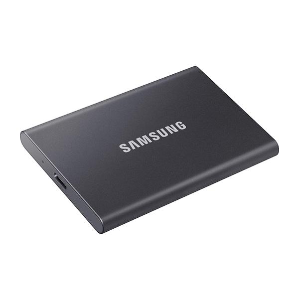 Ổ cứng di động SSD Samsung T7 Portable 1TB USB3.2 (Màu xanh) Mở rộng khả năng lưu trữ của bạn Với ổ cứng di động SSD Samsung T7 Portable cho dù bạn đang mang các trò chơi, phim hoặc các tệp công việc hằng ngày, ổ cứng di động SSD Samsung cung cấp cho bạn tốc độ và bảo mật tuyệt vời, kích thước vừa lòng bàn tay. Trải nghiệm cấp độ cao cấp của công nghệ lưu trữ bên ngoài. Ổ cứng di động SSD Samsung T7 Portable 1TB USB3.2 (Màu xanh) Tốc độ truyền tải cực nhanh Sao chép các tệp lớn chỉ trong vài giây với tốc độ đáng kinh ngạc của USB 3.2 Gen 2 trên ổ cứng di động SSD Samsung T7. Công nghệ NVMe PCIe tạo điều kiện cho tốc độ đọc / ghi tuần tự lên tới 1.050/1.000 MB/s, giúp cho SSD Samsung T7 nhanh gần gấp đôi so với T5. Ổ cứng di động SSD Samsung T7 Portable 1TB USB3.2 (Màu xanh) Thiết kế nhỏ gọn, chắc chắn cùng độ bền cao SD là viết tắt của Solid State Drive, có nghĩa là nó được xây dựng không có bộ phận chuyển động. Thân máy làm bằng kim loại chắc chắn bao bọc, bảo vệ dữ liệu của bạn luôn an toàn. Kích thước bỏ túi và mỏng, thân máy nhẹ đạt tiêu chuẩn trên T7. Ổ cứng di động chỉ nặng 58 gram, cấu trúc unibody bằng nhôm nguyên khối vừa vặn thoải mái trong lòng bàn tay của bạn. Ổ cứng di động SSD Samsung T7 Portable 1TB USB3.2 (Màu xanh) Phần mềm quản lý - Samsung Portable SSD Ổ cứng di động SSD Samsung T7 được tích hợp phần mềm nâng cấp cho PC và Mac để giúp bạn thiết lập mật khẩu và nhận các bản cập nhật firmware mới nhất. Bạn cũng có thể tải xuống ứng dụng di động cho điện thoại thông minh và máy tính bảng Android. Kiểm soát nhiệt độ hoạt động Ổ cứng di động SSD Samsung T7 được trang bị công nghệ ePCM và Dynamic Heat Guard để chịu tải và kiểm soát nhiệt độ hoạt động. Do đó, SSD T7 nhỏ gọn và luôn giữ nhiệt độ hoạt động tối ưu ngay cả ở tốc độ nhanh. Ổ cứng di động SSD Samsung T7 Portable 1TB USB3.2 (Màu xanh) Nhiều lựa chọn phù hợp từng nhu cầu Ổ cứng di động SSD Samsung T7 có màu xanh hiện đại đi kèm với dung lượng 1TB. Mang lại cho bạn phong cách cá tính và đáp ứng mọi nhu cầu lưu trữ của bạn. Khả năng tương thích đa thiết bị Ổ cứng di động SSD Samsung Portable T7 truy cập tập tin của bạn mọi lúc, mọi nơi. T7 tương thích với PC, Mac, thiết bị Android, máy chơi game, v.v. Bao gồm trong hộp là cáp USB loại C-to-C và loại C-to-A để thêm phần thuận tiện. Ổ cứng di động SSD Samsung T7 Portable 1TB USB3.2 (Màu xanh) Bộ nhớ Flash số 1 thế giới Trải nghiệm hiệu năng và độ tin cậy vượt trội mà bạn chỉ có thể có được từ thương hiệu số một thế giới về bộ nhớ flash kể từ năm 2002. Tất cả các linh kiện, bao gồm DRAM và NAND nổi tiếng thế giới của Samsung, được sản xuất nội bộ, cho phép tích hợp đầu cuối cho chất lượng bạn có thể tin tưởng. Ổ cứng di động SSD Samsung T7 Portable 500Gb USB3.2 (Màu xanh)