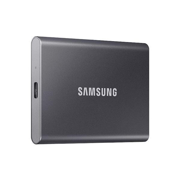 Ổ cứng di động SSD Samsung T7 Portable 1TB USB3.2 (Màu xanh) Mở rộng khả năng lưu trữ của bạn Với ổ cứng di động SSD Samsung T7 Portable cho dù bạn đang mang các trò chơi, phim hoặc các tệp công việc hằng ngày, ổ cứng di động SSD Samsung cung cấp cho bạn tốc độ và bảo mật tuyệt vời, kích thước vừa lòng bàn tay. Trải nghiệm cấp độ cao cấp của công nghệ lưu trữ bên ngoài. Ổ cứng di động SSD Samsung T7 Portable 1TB USB3.2 (Màu xanh) Tốc độ truyền tải cực nhanh Sao chép các tệp lớn chỉ trong vài giây với tốc độ đáng kinh ngạc của USB 3.2 Gen 2 trên ổ cứng di động SSD Samsung T7. Công nghệ NVMe PCIe tạo điều kiện cho tốc độ đọc / ghi tuần tự lên tới 1.050/1.000 MB/s, giúp cho SSD Samsung T7 nhanh gần gấp đôi so với T5. Ổ cứng di động SSD Samsung T7 Portable 1TB USB3.2 (Màu xanh) Thiết kế nhỏ gọn, chắc chắn cùng độ bền cao SD là viết tắt của Solid State Drive, có nghĩa là nó được xây dựng không có bộ phận chuyển động. Thân máy làm bằng kim loại chắc chắn bao bọc, bảo vệ dữ liệu của bạn luôn an toàn. Kích thước bỏ túi và mỏng, thân máy nhẹ đạt tiêu chuẩn trên T7. Ổ cứng di động chỉ nặng 58 gram, cấu trúc unibody bằng nhôm nguyên khối vừa vặn thoải mái trong lòng bàn tay của bạn. Ổ cứng di động SSD Samsung T7 Portable 1TB USB3.2 (Màu xanh) Phần mềm quản lý - Samsung Portable SSD Ổ cứng di động SSD Samsung T7 được tích hợp phần mềm nâng cấp cho PC và Mac để giúp bạn thiết lập mật khẩu và nhận các bản cập nhật firmware mới nhất. Bạn cũng có thể tải xuống ứng dụng di động cho điện thoại thông minh và máy tính bảng Android. Kiểm soát nhiệt độ hoạt động Ổ cứng di động SSD Samsung T7 được trang bị công nghệ ePCM và Dynamic Heat Guard để chịu tải và kiểm soát nhiệt độ hoạt động. Do đó, SSD T7 nhỏ gọn và luôn giữ nhiệt độ hoạt động tối ưu ngay cả ở tốc độ nhanh. Ổ cứng di động SSD Samsung T7 Portable 1TB USB3.2 (Màu xanh) Nhiều lựa chọn phù hợp từng nhu cầu Ổ cứng di động SSD Samsung T7 có màu xanh hiện đại đi kèm với dung lượng 1TB. Mang lại cho bạn phong cách cá tính và đáp ứng mọi nhu cầu lưu trữ của bạn. Khả năng tương thích đa thiết bị Ổ cứng di động SSD Samsung Portable T7 truy cập tập tin của bạn mọi lúc, mọi nơi. T7 tương thích với PC, Mac, thiết bị Android, máy chơi game, v.v. Bao gồm trong hộp là cáp USB loại C-to-C và loại C-to-A để thêm phần thuận tiện. Ổ cứng di động SSD Samsung T7 Portable 1TB USB3.2 (Màu xanh) Bộ nhớ Flash số 1 thế giới Trải nghiệm hiệu năng và độ tin cậy vượt trội mà bạn chỉ có thể có được từ thương hiệu số một thế giới về bộ nhớ flash kể từ năm 2002. Tất cả các linh kiện, bao gồm DRAM và NAND nổi tiếng thế giới của Samsung, được sản xuất nội bộ, cho phép tích hợp đầu cuối cho chất lượng bạn có thể tin tưởng. Ổ cứng di động SSD Samsung T7 Portable 500Gb USB3.2 (Màu xanh)