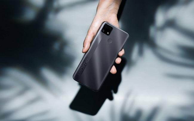 Mặt lưng của Realme C25 nhám hạn chế bám vân tay và mồ hôi